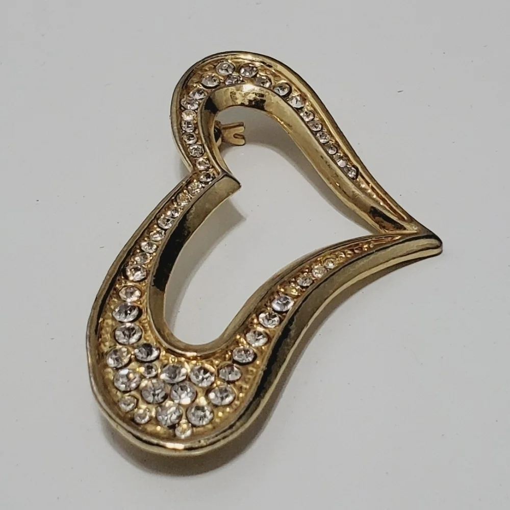 Heart Shaped Pin Crystal Laced Goldtone Love Shaped Pin Brooch 🌴